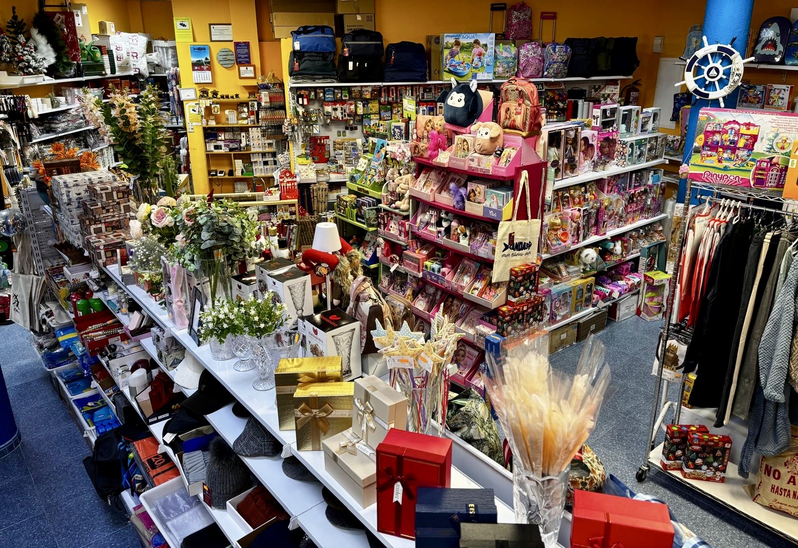 Interior de la tienda El Paseín en Candás con artículos para el hogar y regalos